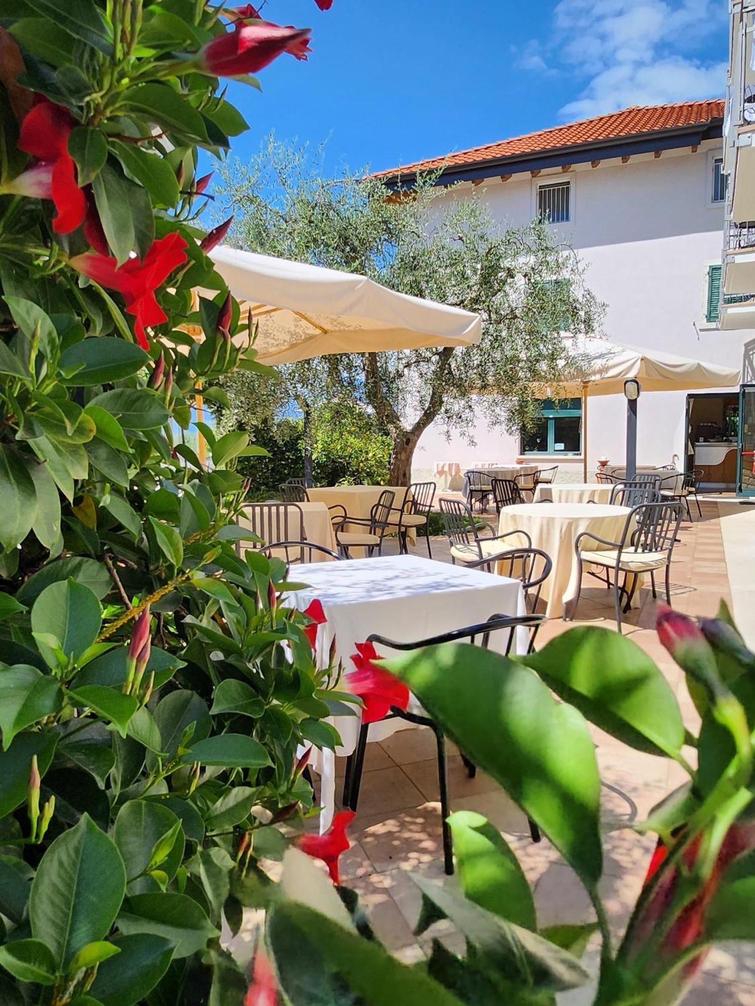 Hotel 2 Palme Torri Del Benaco Buitenkant foto